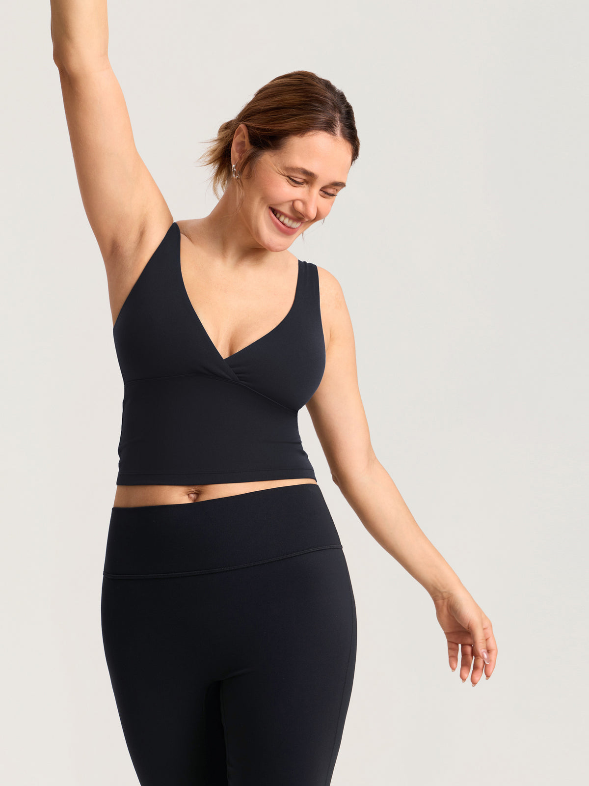 MOMANDA Natrelax® Crossover Nursing Crop Tank Top Black @model_info:MOM4