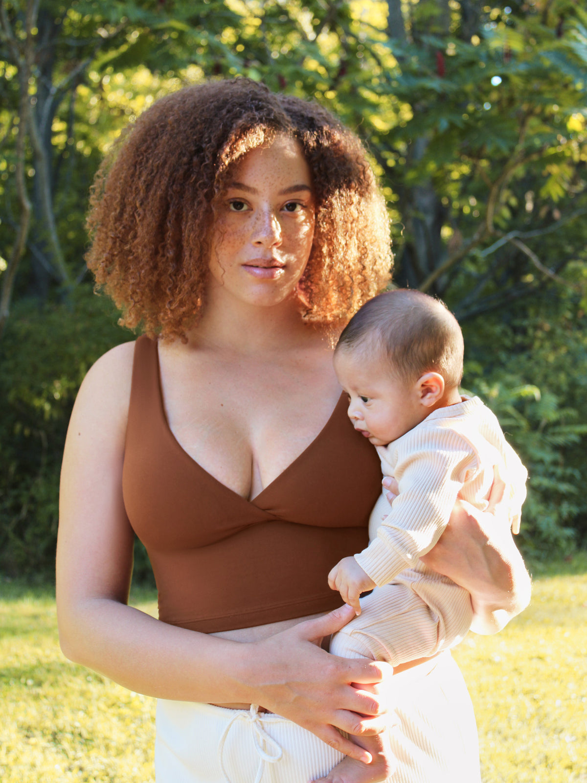 MOMANDA Natrelax® Crossover Nursing Crop Tank Top Croissant Brown @model_info:MOM1