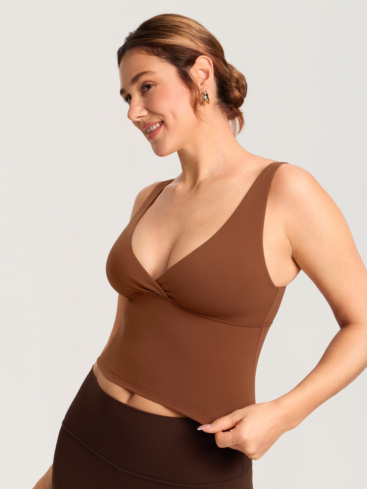 MOMANDA Natrelax® Crossover Nursing Crop Tank Top Croissant Brown @model_info:MOM4