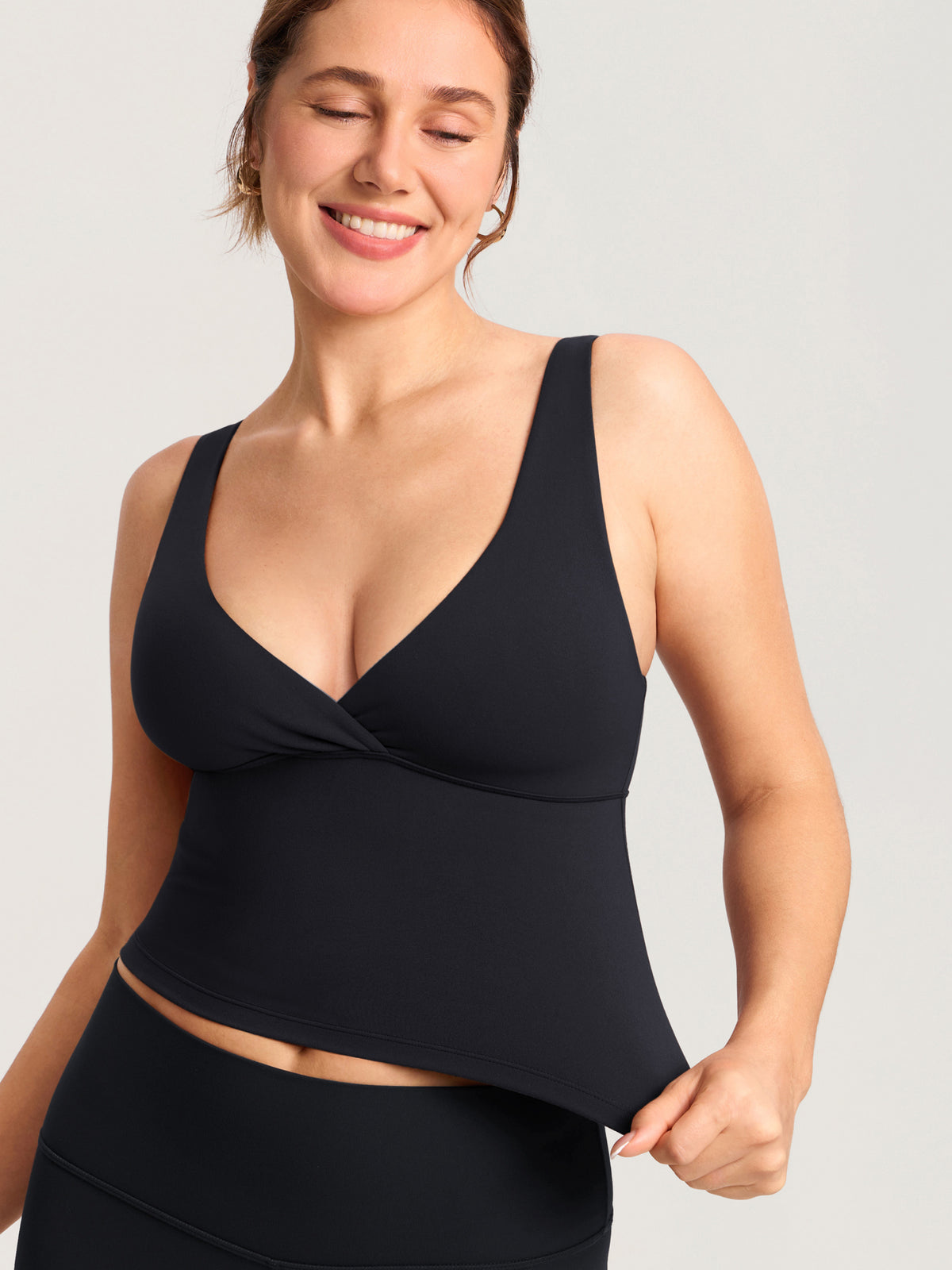 MOMANDA Natrelax® Crossover Nursing Crop Tank Top Black @model_info:MOM3