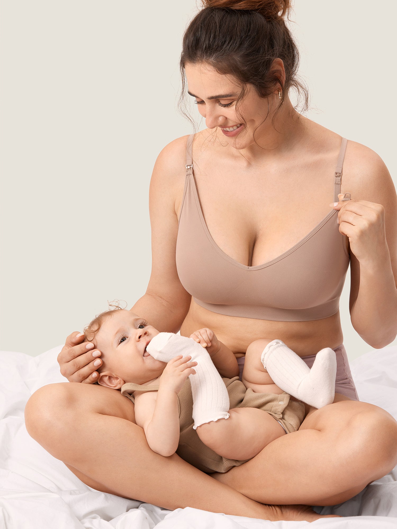 MOMANDA Women's Inbarely Pumping Bra Hands Free Patented All-in-One Nursing  Bras for Breastfeeding Warm Beige Medium at  Women's Clothing store